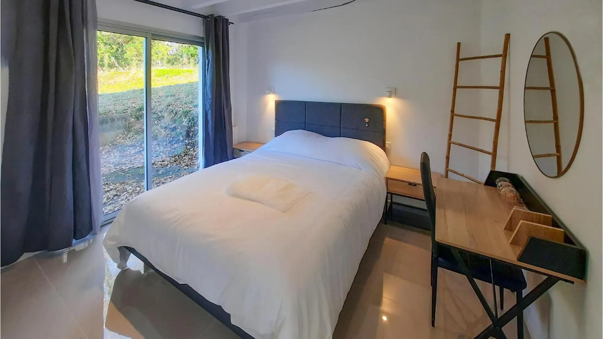 Lovely Home In Moelan-Sur-Mer With Kitchen Frankrijk
